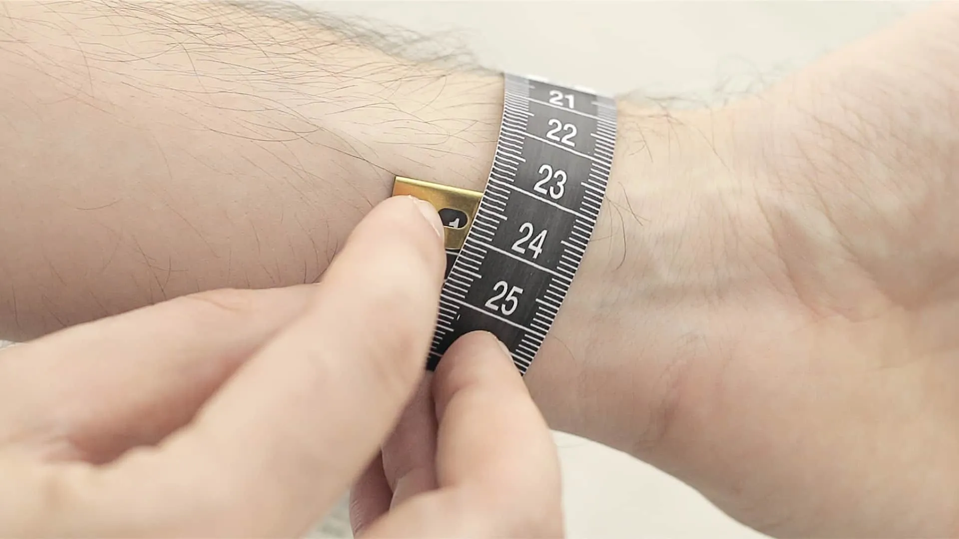 Using a tape measure to measure wrist size